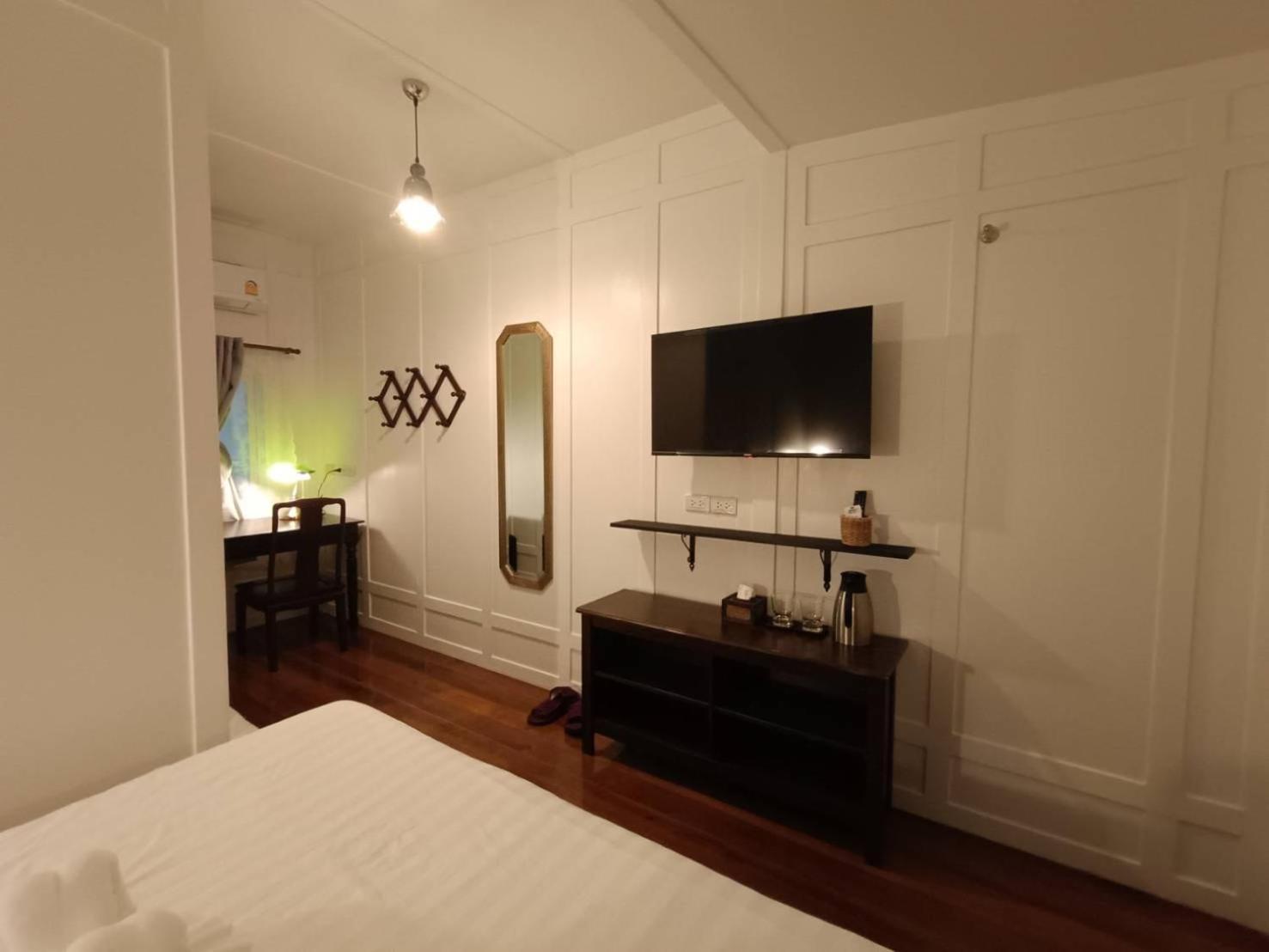 Hotel Baan Debtida Bangkok Esterno foto